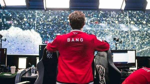 WE分享选手照片：让我尝尝这是否好