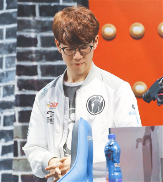 百家乐“斩龙”时机：连续 8 把庄后，概率学上是否支持在此刻投注闲？（百家乐连庄8局后的“斩龙”抉择：概率学是否支持改押闲？）